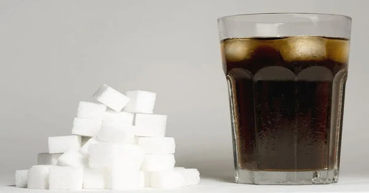 ¿Sabías que una lata de refresco puede contener más de 30 gramos de azúcar (¡unas 7 cucharaditas!) y más de 100 calorías vacías?