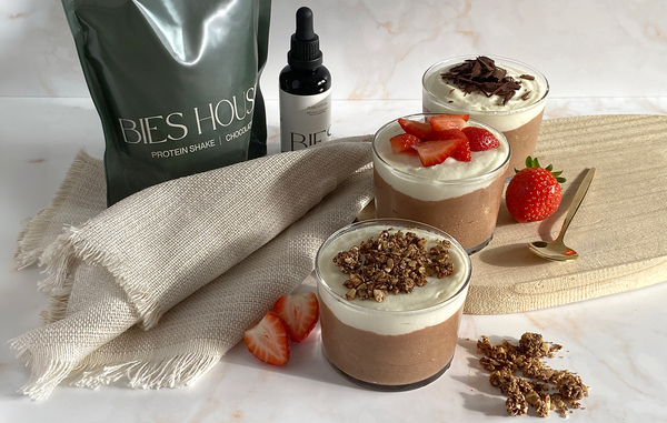 Mousse duo de dos chocolates: el postre alto en proteína que se hace en capas