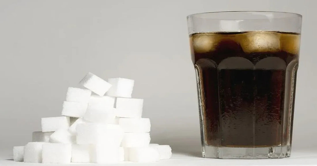 ¿Sabías que una lata de refresco puede contener más de 30 gramos de azúcar (¡unas 7 cucharaditas!) y más de 100 calorías vacías?